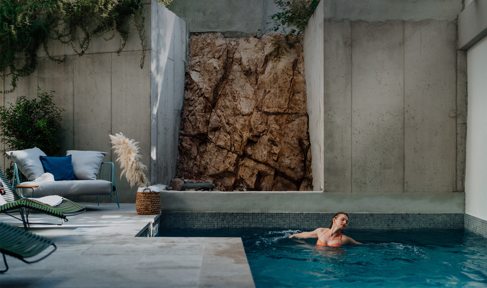 Comme un hôtel dans le centre-ville avec notre piscine chauffée intérieure